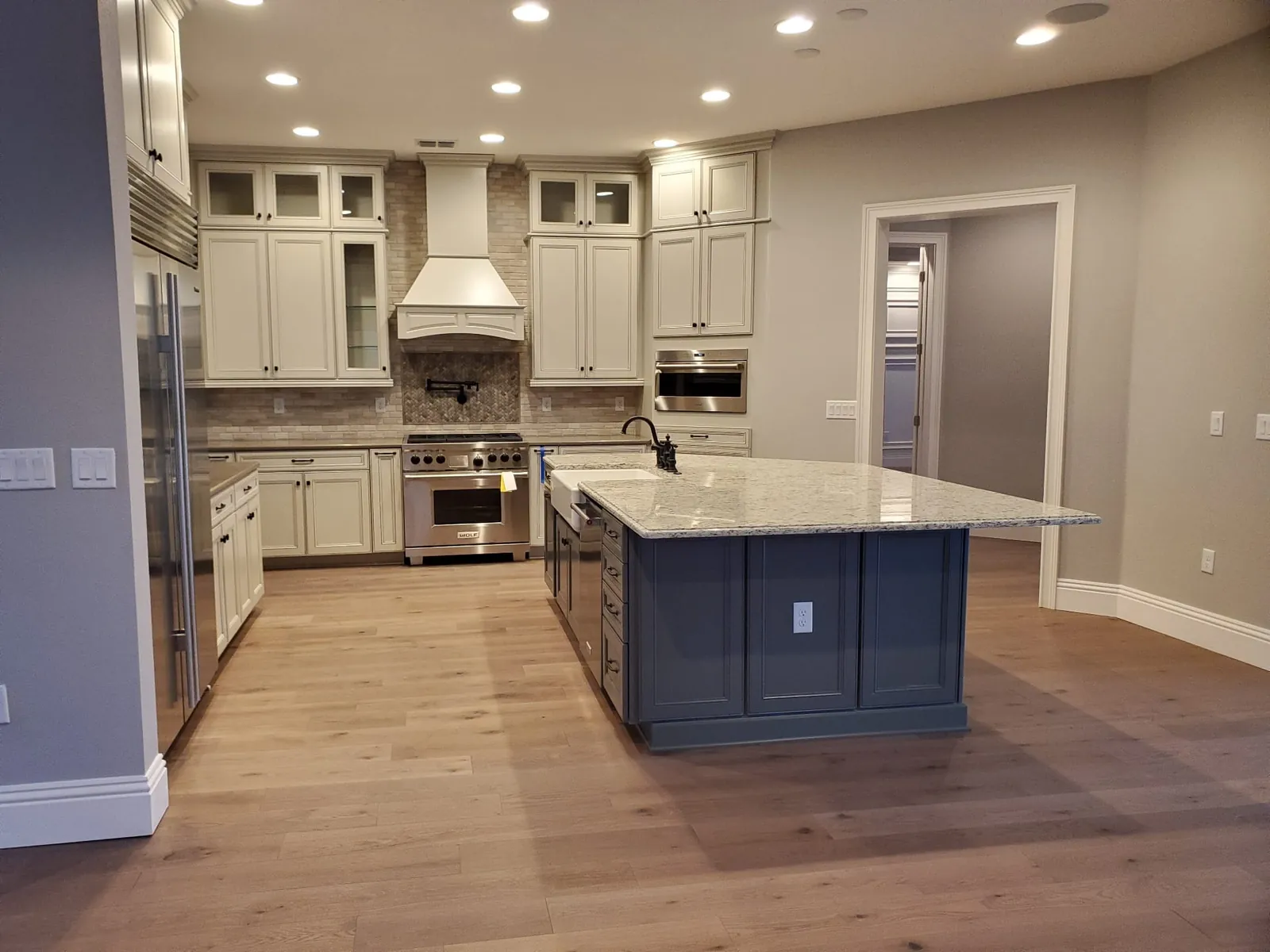 Hardwood — Luxury Kitchen